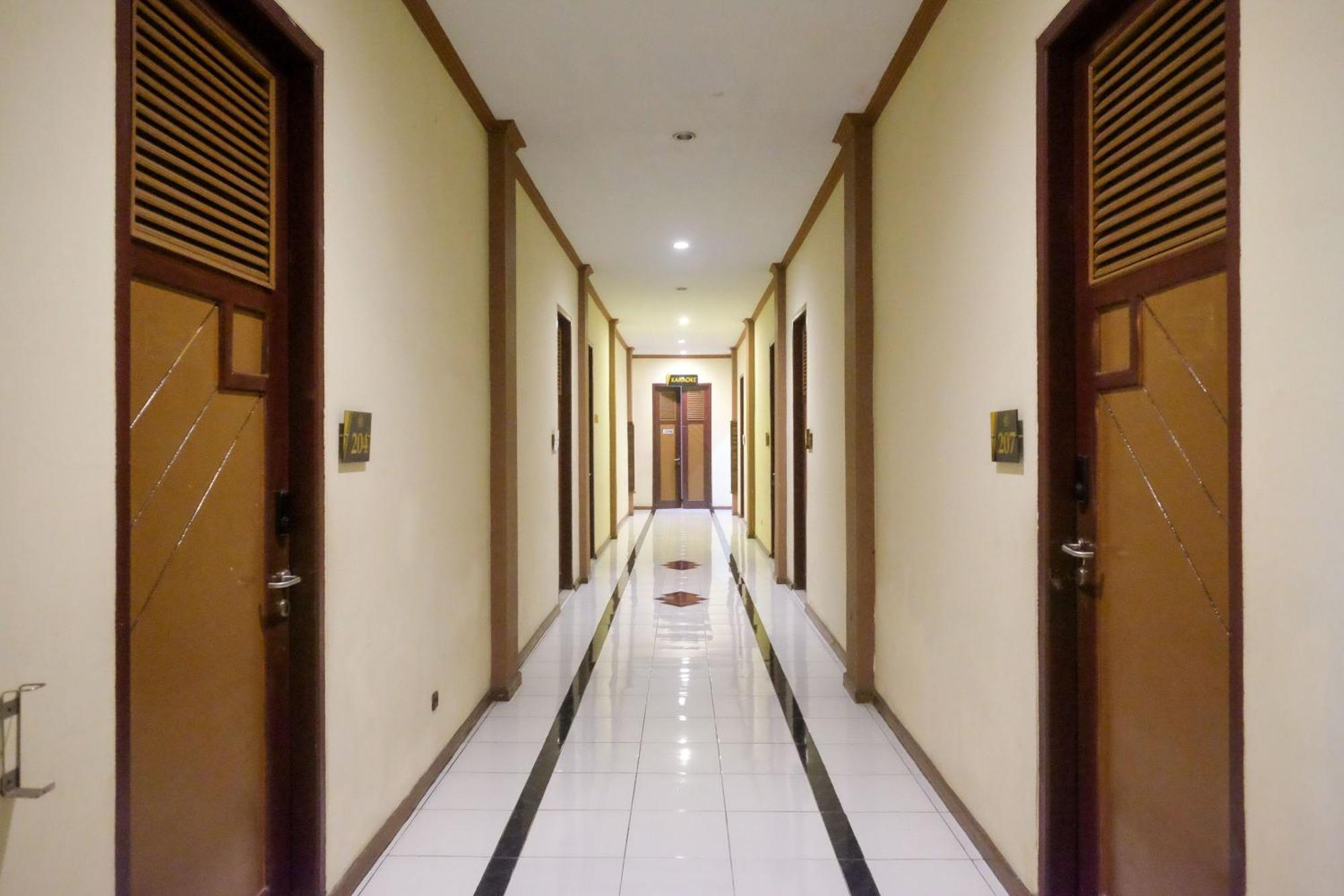 Urbanview Hotel Dedy Jaya Brebes Extérieur photo