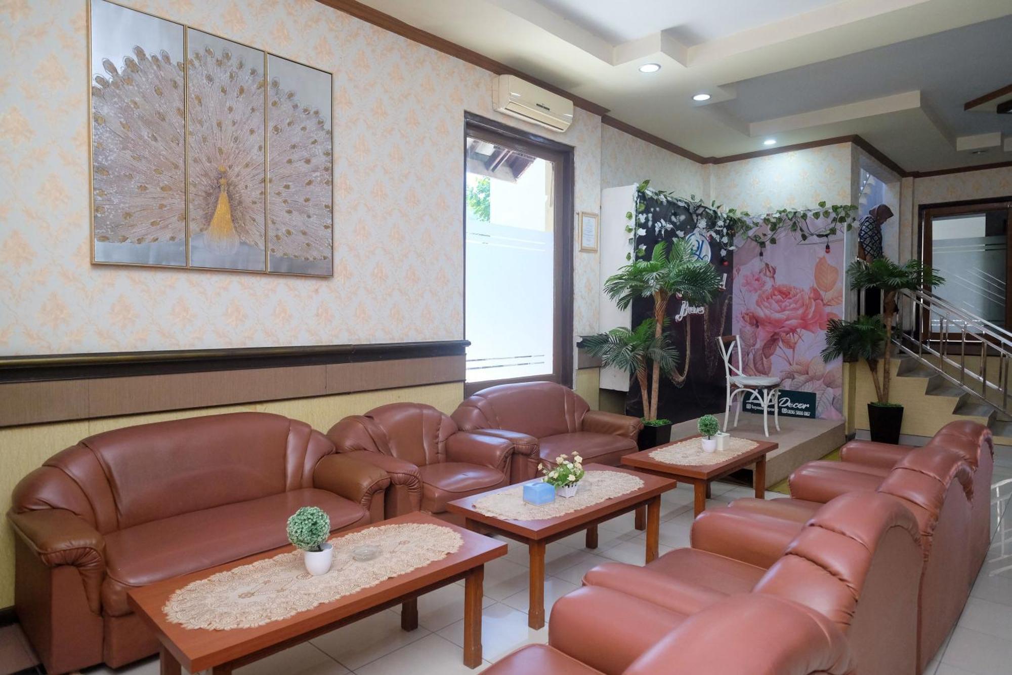 Urbanview Hotel Dedy Jaya Brebes Extérieur photo