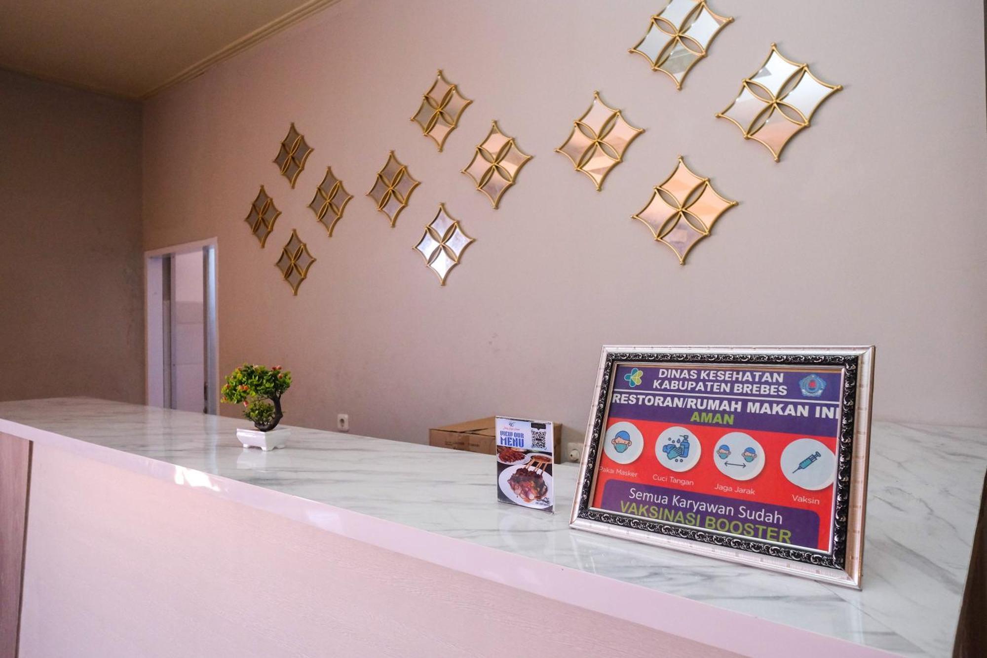 Urbanview Hotel Dedy Jaya Brebes Extérieur photo