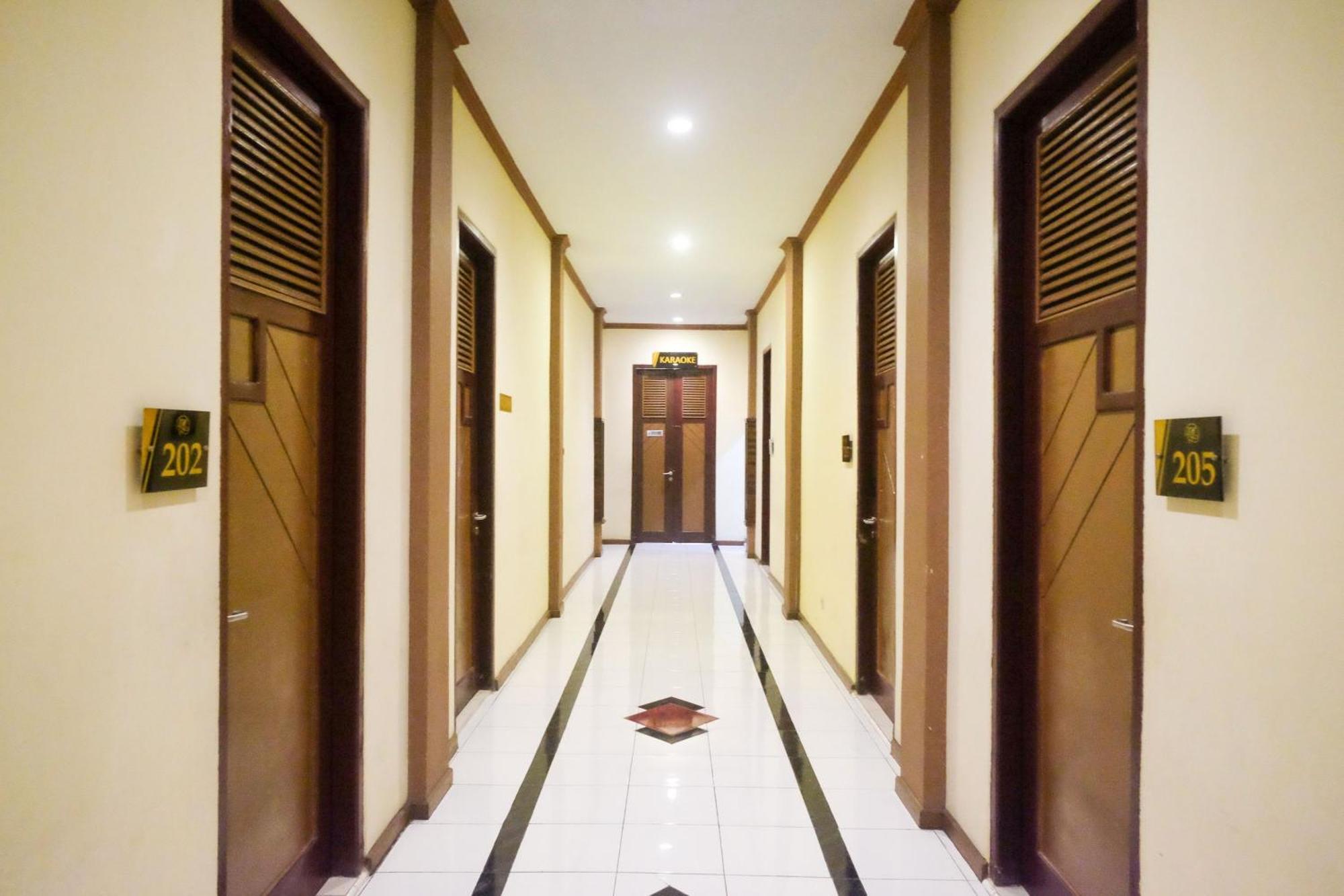 Urbanview Hotel Dedy Jaya Brebes Extérieur photo