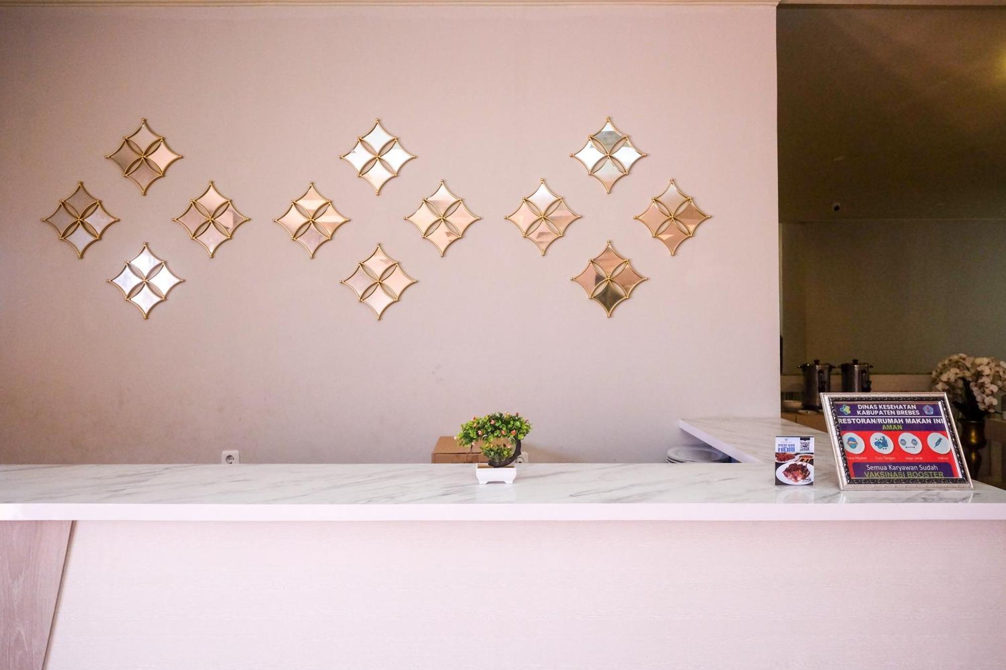 Urbanview Hotel Dedy Jaya Brebes Extérieur photo