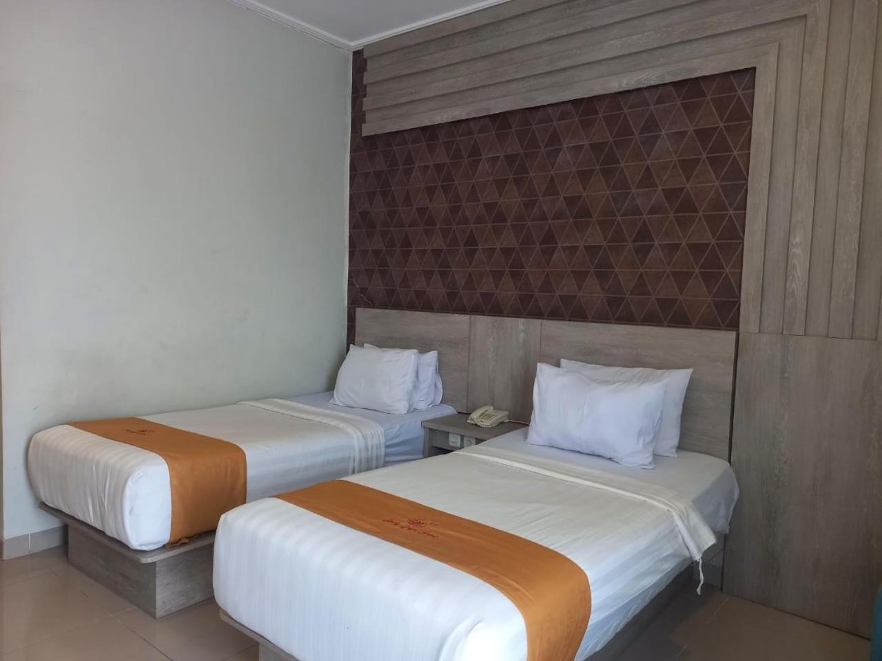 Urbanview Hotel Dedy Jaya Brebes Extérieur photo