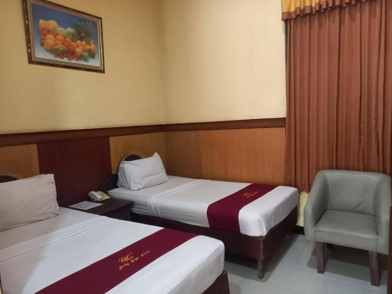 Urbanview Hotel Dedy Jaya Brebes Extérieur photo