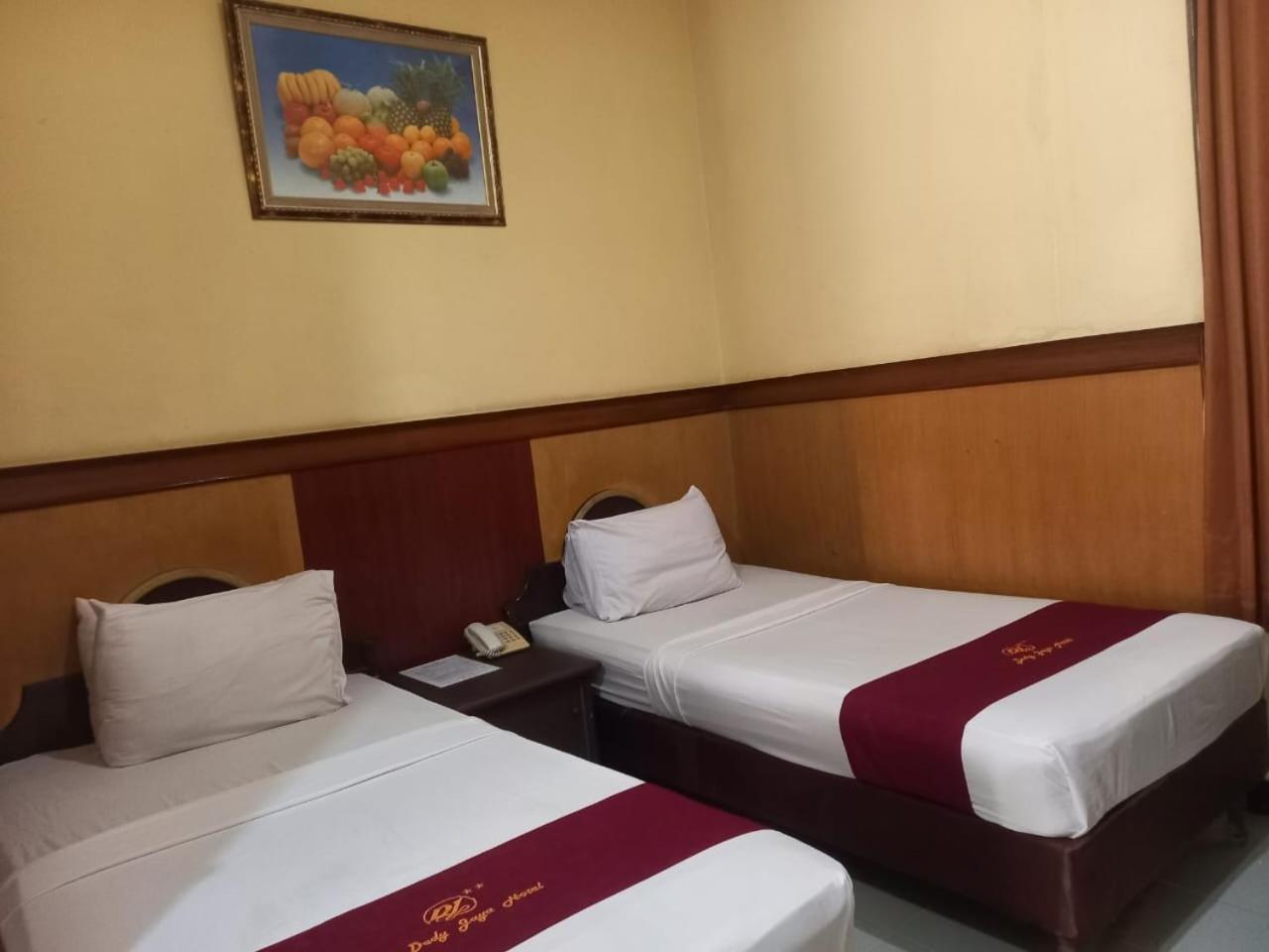 Urbanview Hotel Dedy Jaya Brebes Extérieur photo