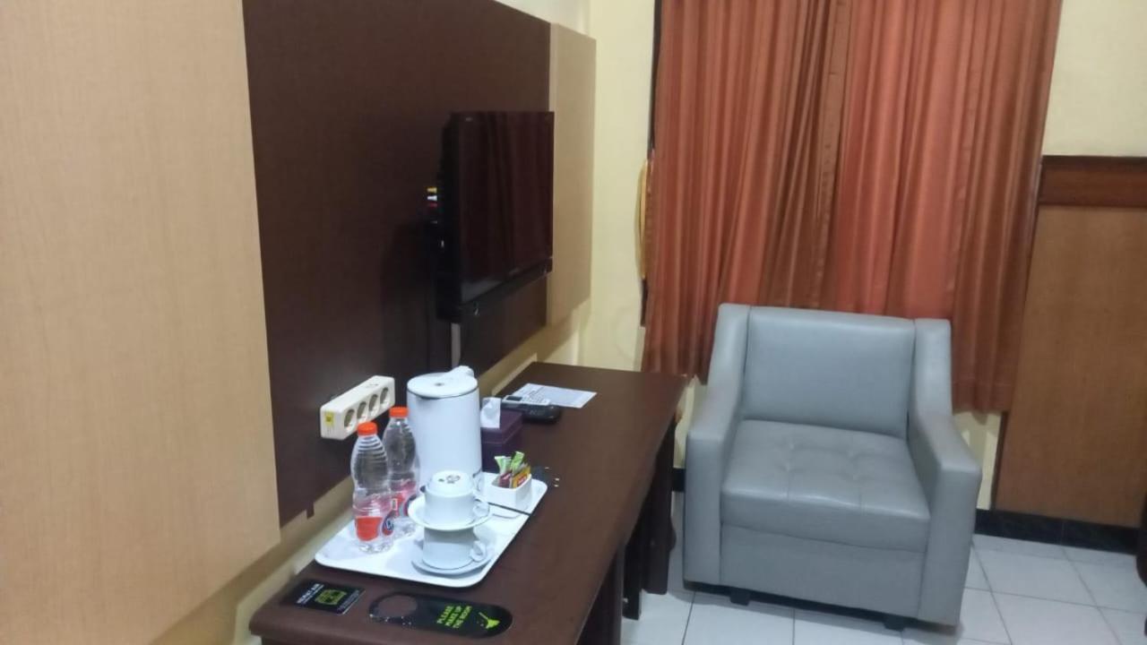Urbanview Hotel Dedy Jaya Brebes Extérieur photo