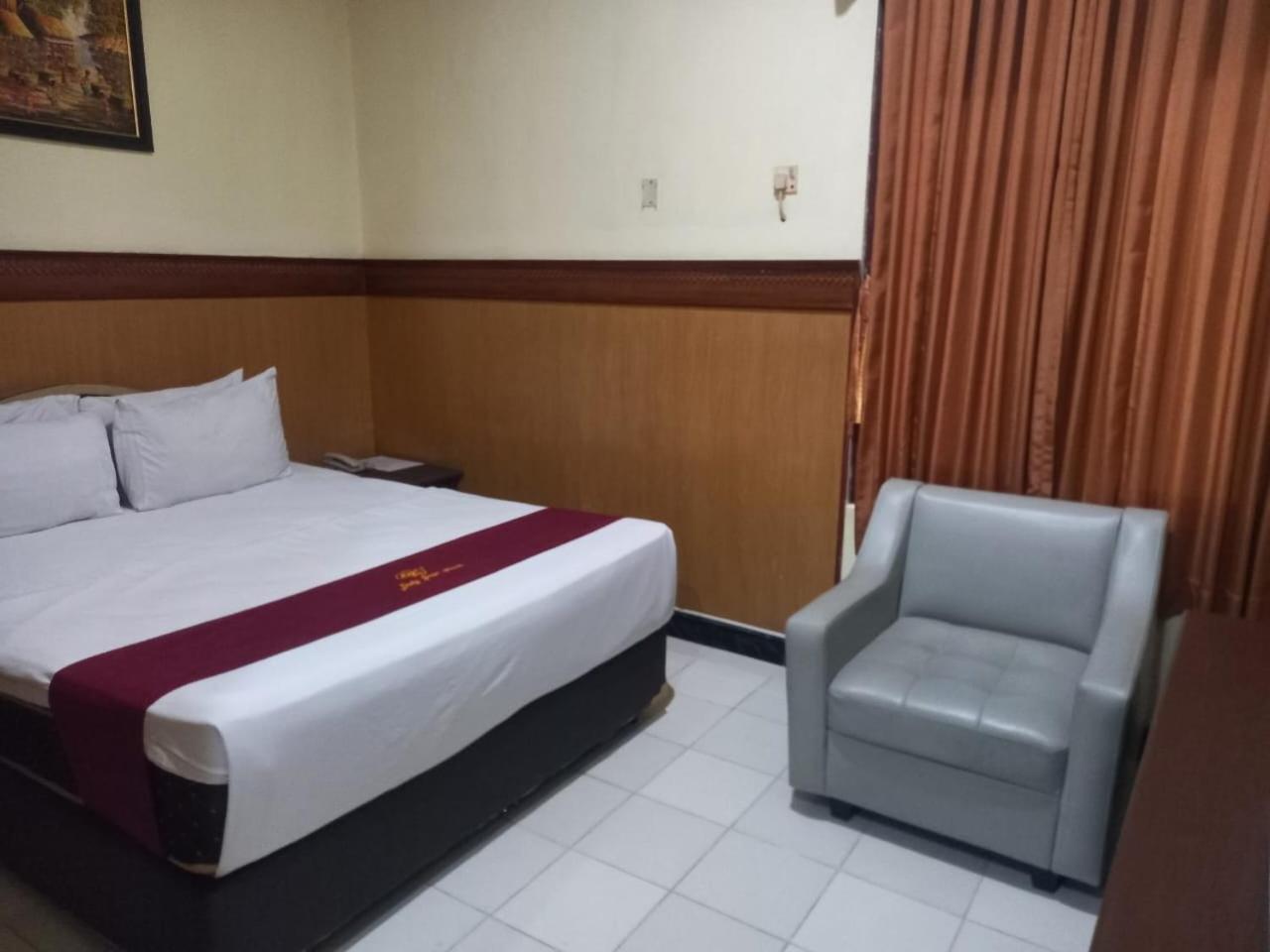 Urbanview Hotel Dedy Jaya Brebes Extérieur photo