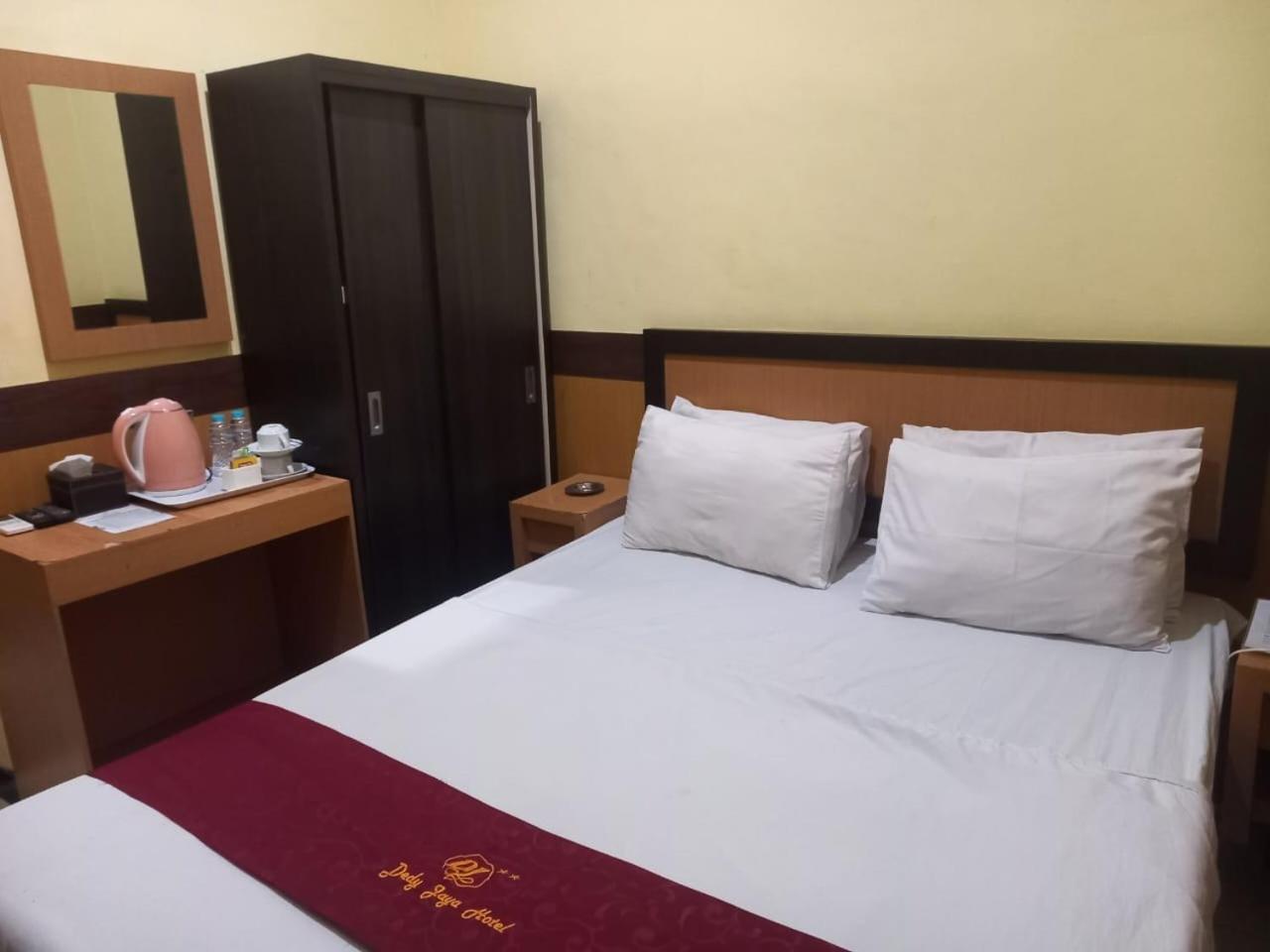 Urbanview Hotel Dedy Jaya Brebes Extérieur photo