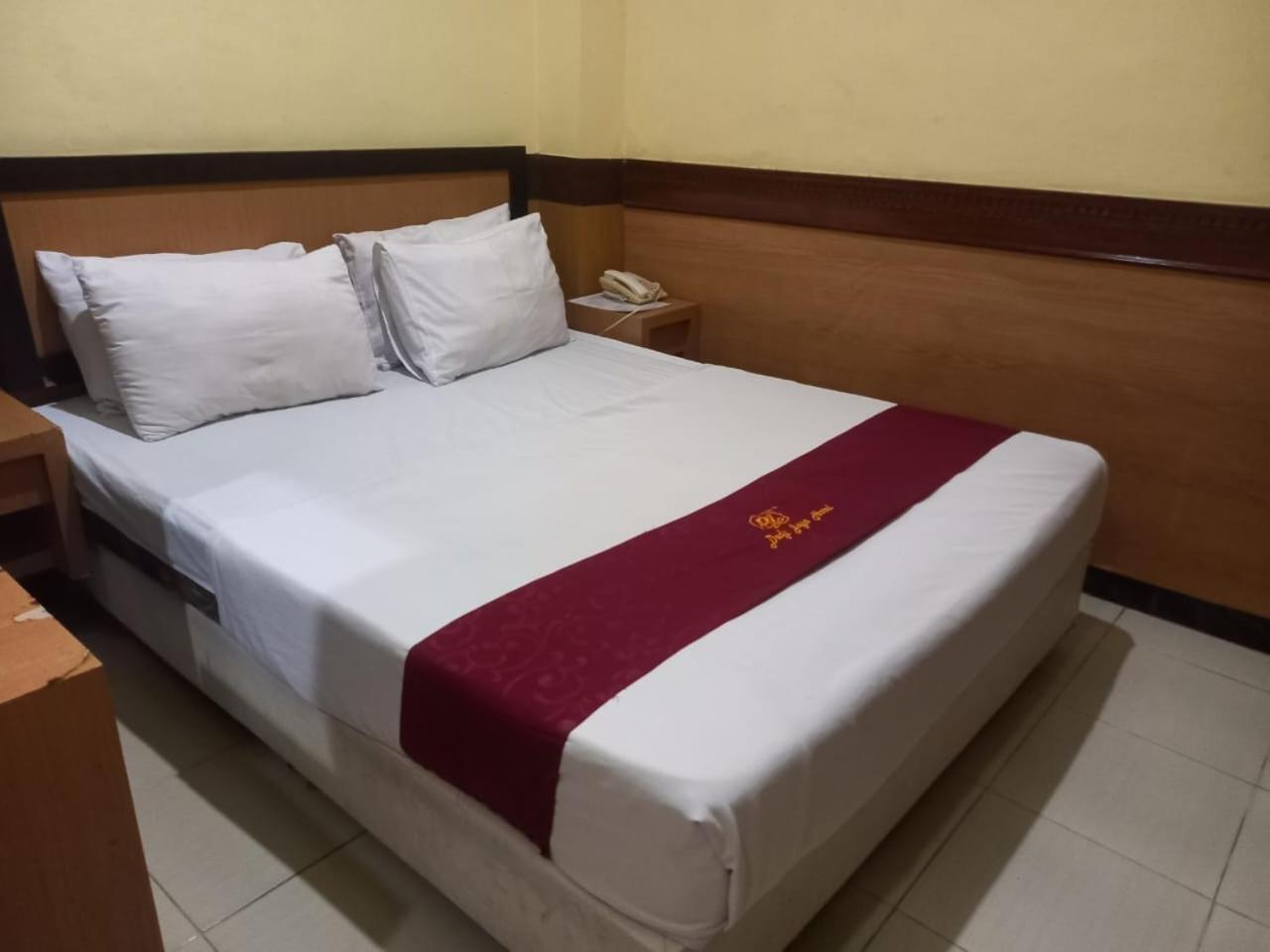 Urbanview Hotel Dedy Jaya Brebes Extérieur photo